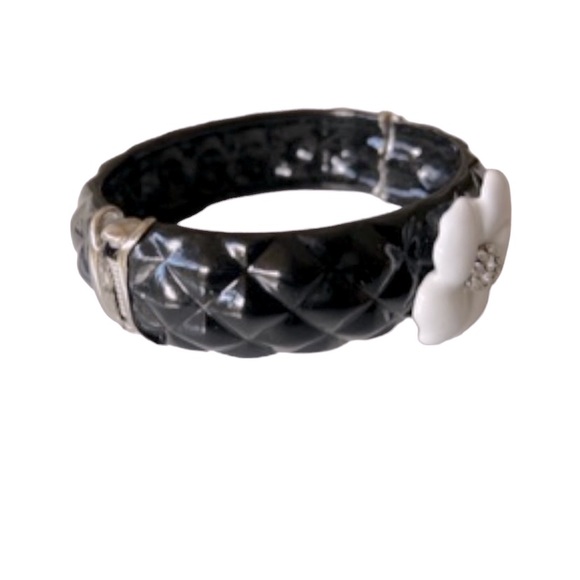 BLACK ENAMEL BANGLE BRACELET W/ A WHITE ENAMEL FLOWER & CZS - Picture 4 of 16